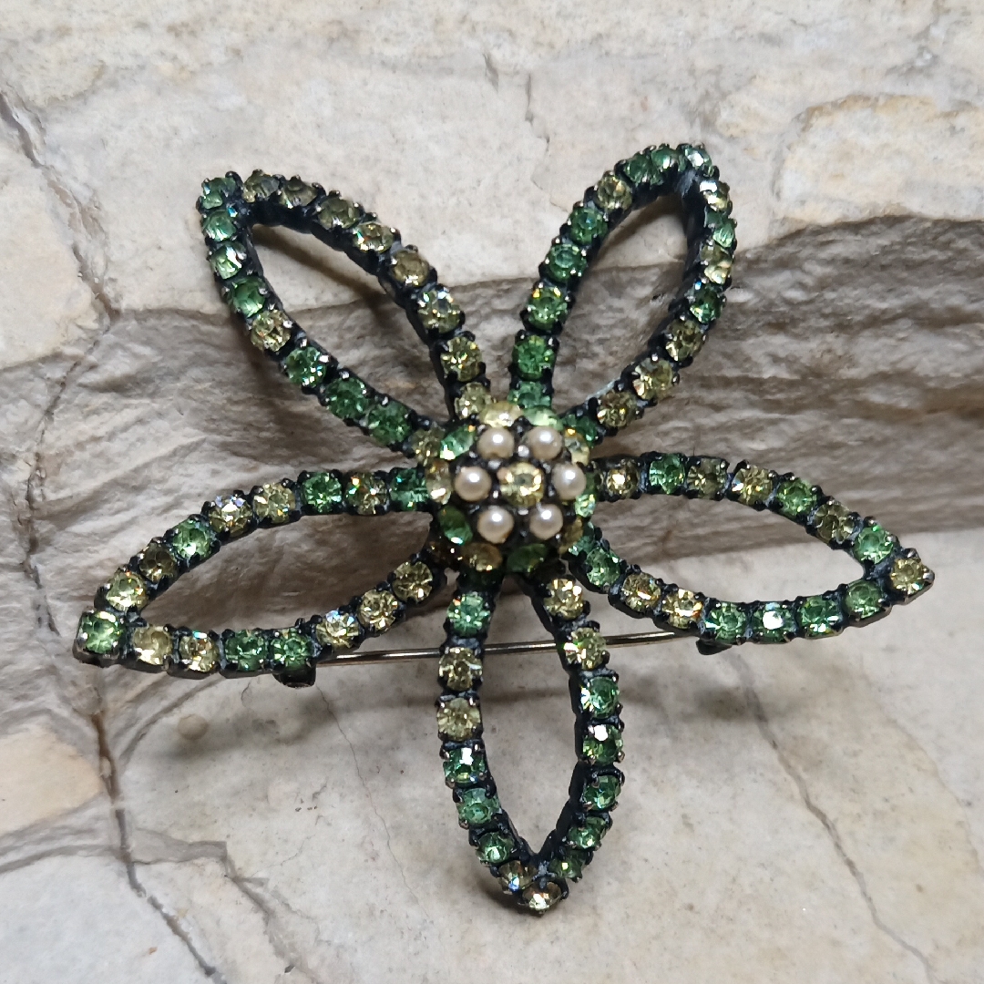 Elegant Green Floral Brooch
